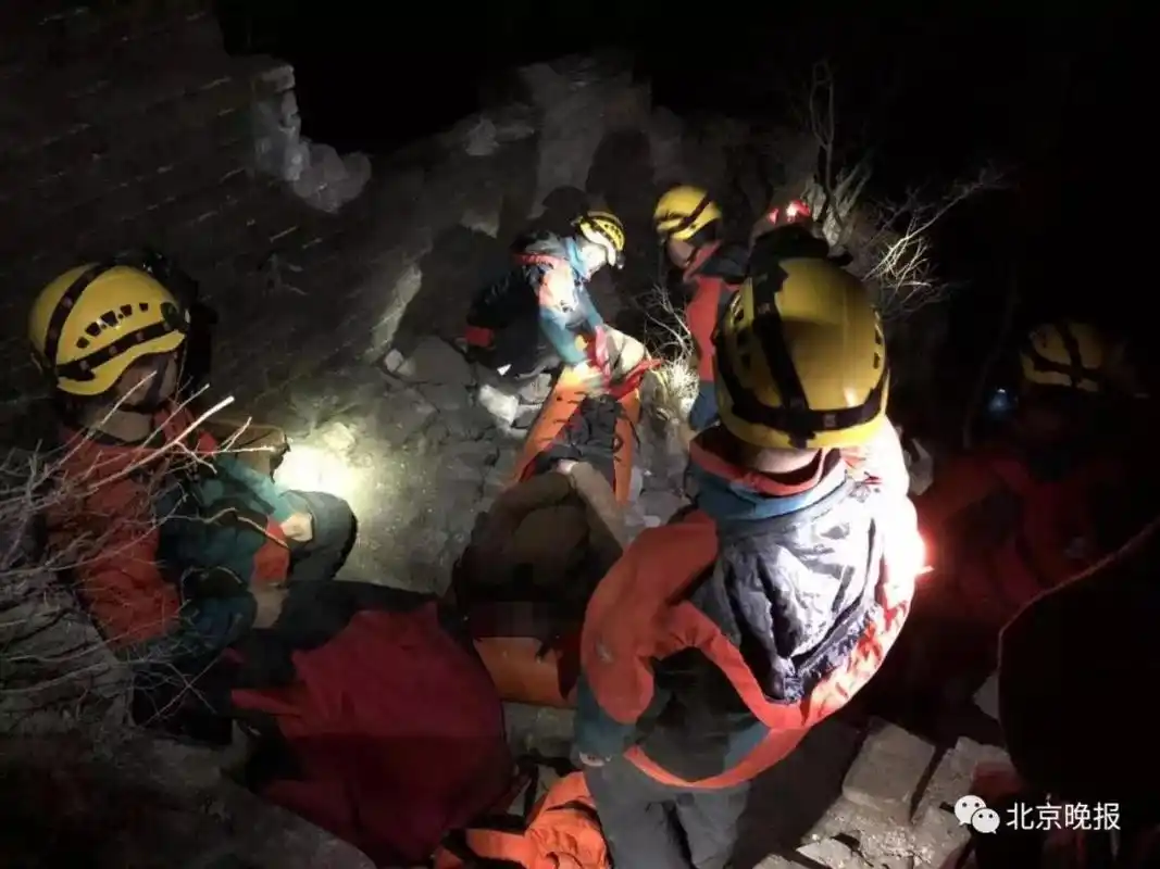 作!一驴友在箭扣长城事故高发地坠崖,6个小时的艰难救援