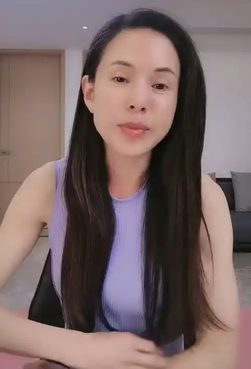 55岁李若彤素颜皮肤白皙仙气足最美小龙女