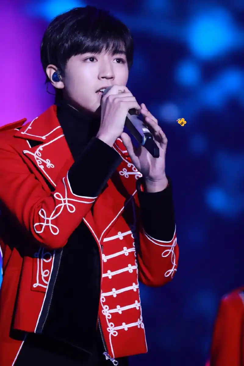 王俊凯舞台照,红衣燕尾服美得肆意又热烈