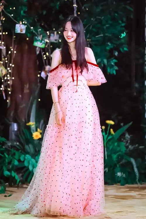 郑爽[超话]##郑爽粉色露肩星星纱裙