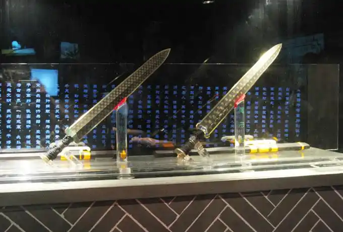 另一说是,根据《吴越春秋64阖闾内传》的记载,干将,莫邪乃是铁剑.