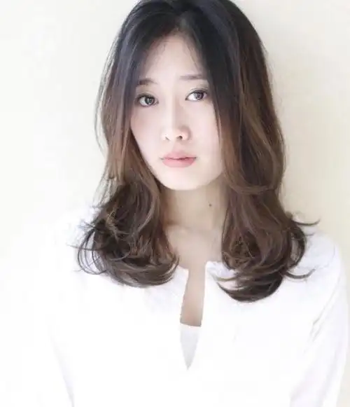 肩宽女生适合什么发型,肩宽女生穿什么衣服好看-图2