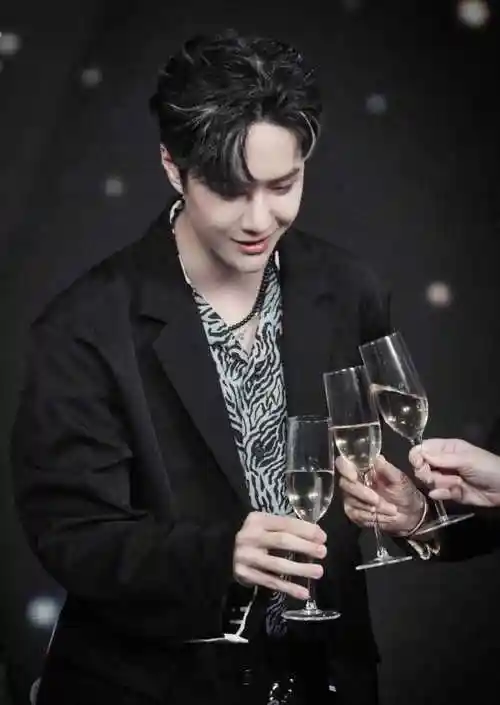 这几年也见证了王一博喝酒的成长史,刚开始出道还没有满18岁,哥哥们喝