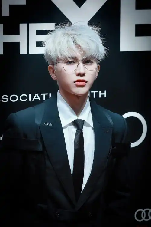 顶级手办变真人#蔡徐坤,金丝眼镜77银发造型,妥妥的顶级手办变杖怂