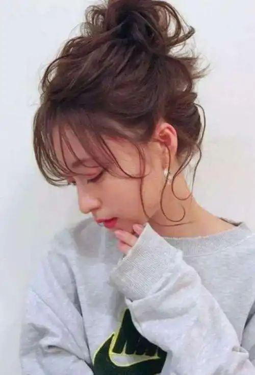 的清纯度,额头上方空气刘海部分更加迷人,染出的头发颜色显示肌肤皙白