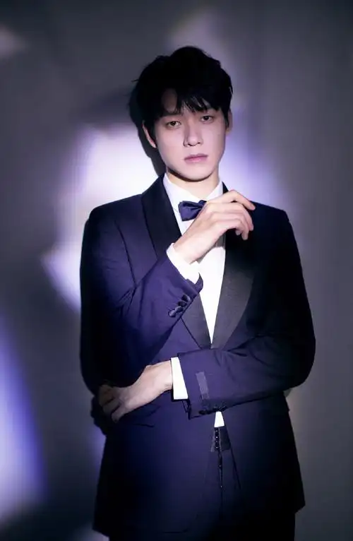 魏大勋斯文帅气西装写真图片17