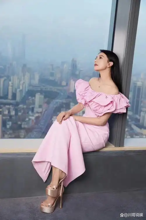 近日,高圆圆以一袭粉色抹胸裙亮相某重大活动,无疑成为了焦点.