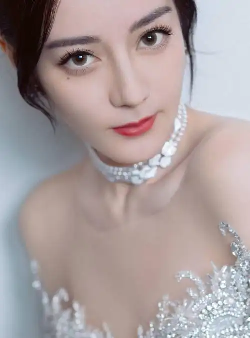 热巴一身璀璨星河裙出席高贵典雅气质突出身材曲线尽显优雅