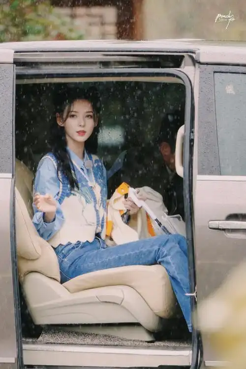 张予曦奔跑吧雨天撑伞路透