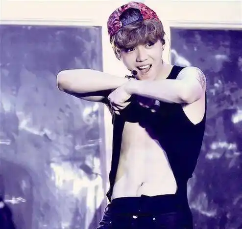 本以为鹿晗的腹肌已经够man了,看到16岁的易祥千玺,我愣住了!