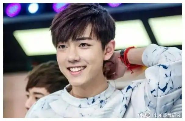 同演军人,杨洋和肖战放在一起看,一个像硬汉军人,一个温润如玉