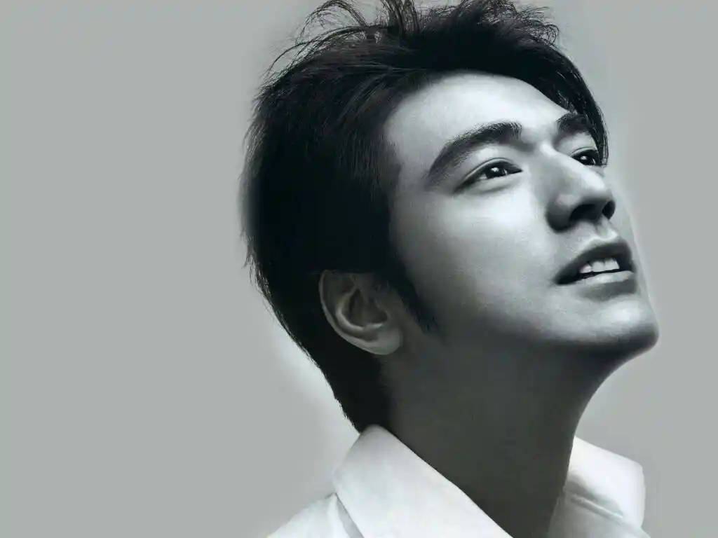 金城武 这张照片 求无水印的 黑白