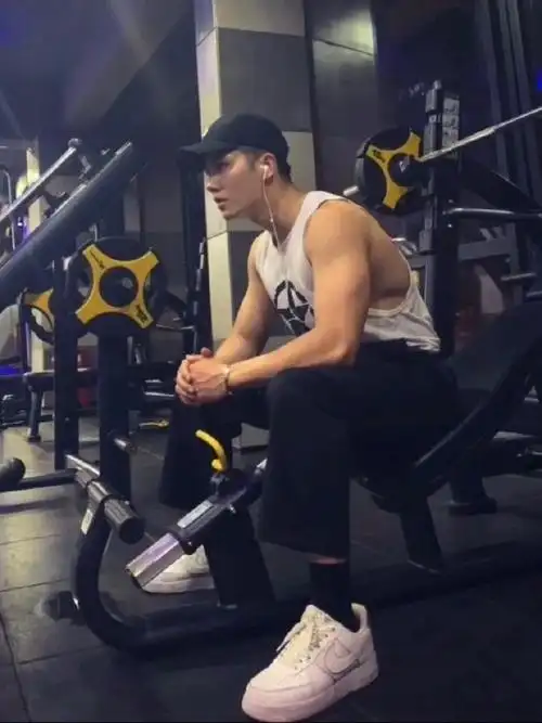 打卡安利计划day10】    请用一句话安利李菲  寸头呆萌直男举铁80kg