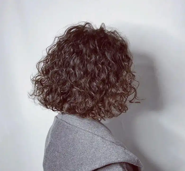 年前发廊的主打烫发发型非"满头烫"莫属!