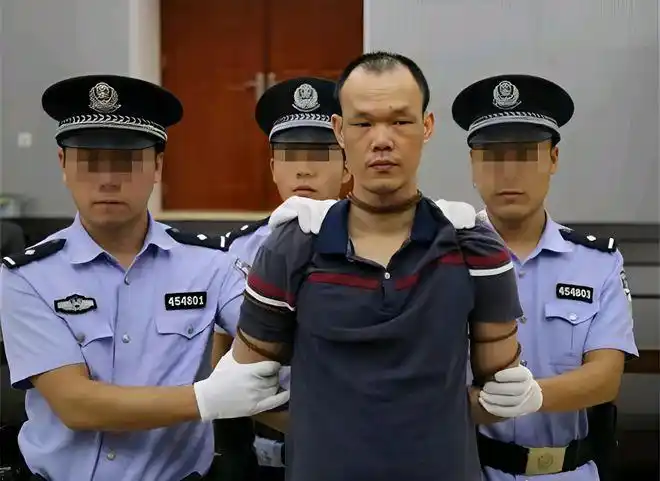 2019年,死刑犯贾庆坤在法庭的照片,双手被反绑脖子上还有锁喉绳
