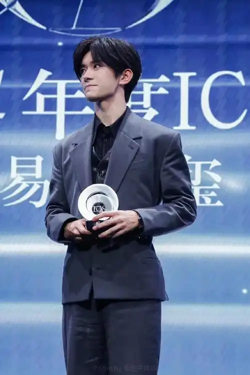 时尚芭莎派对:韩红显年轻,张天爱瘦过头,于适易烊千玺帅气十足