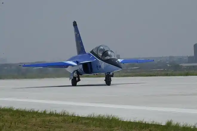 中国装备志l15猎鹰高级教练机