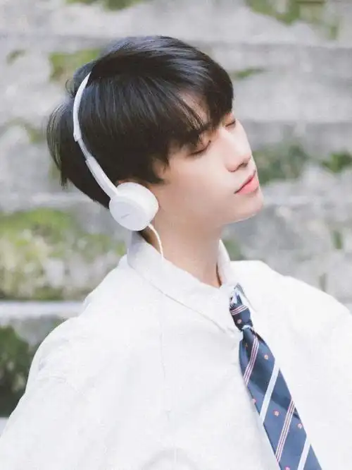 男生发型推荐易烊千玺同款微分碎盖男生发