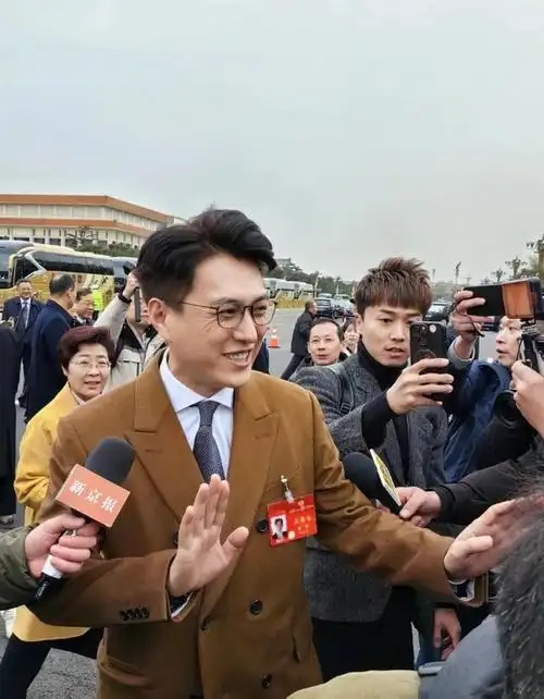 演员靳东参加两会引全网热议,身份显赫备受瞩目!