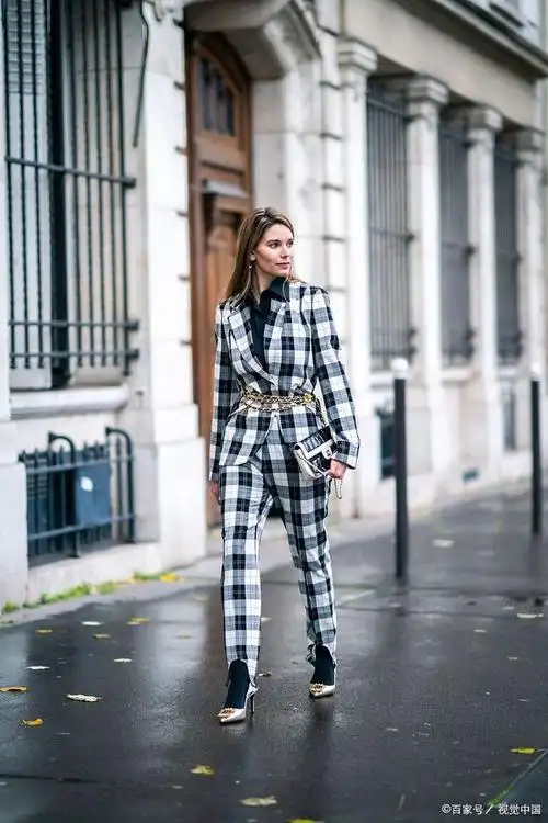 黑白格子裤搭配什么上衣?