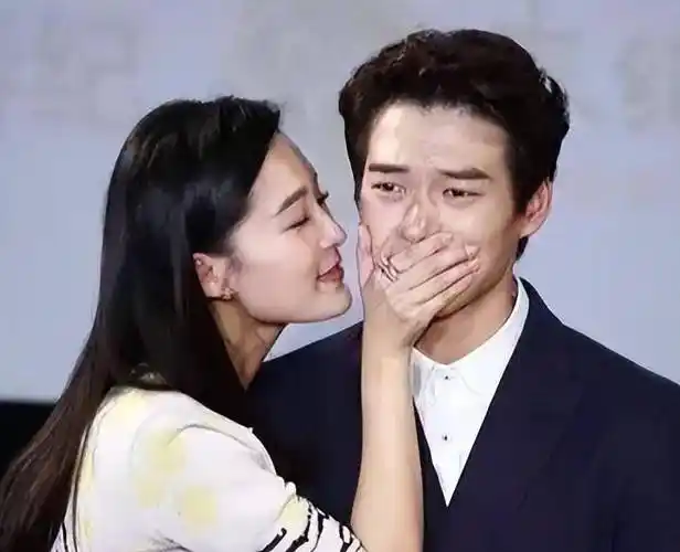 其实这已经不是魏大勋第一次,找圈内的女朋友了.