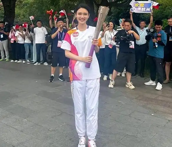 央视主持人龙洋因为在春晚上的口误被广大观众所知,并因此受到了许多