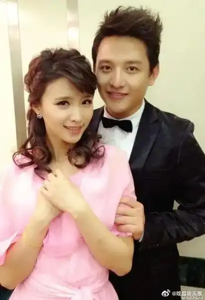 微博之夜红毯男主持百克力情商太低##微博之夜