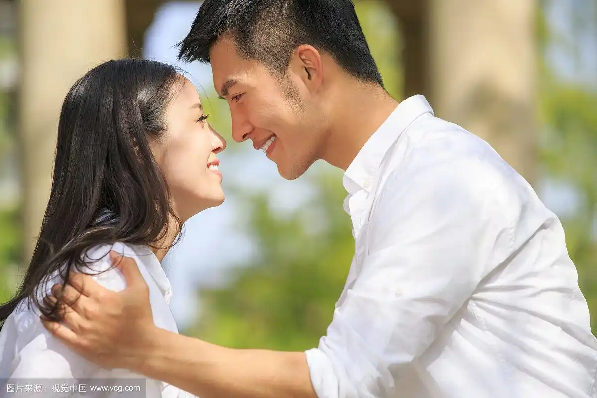 青年情侣甜蜜的对望
