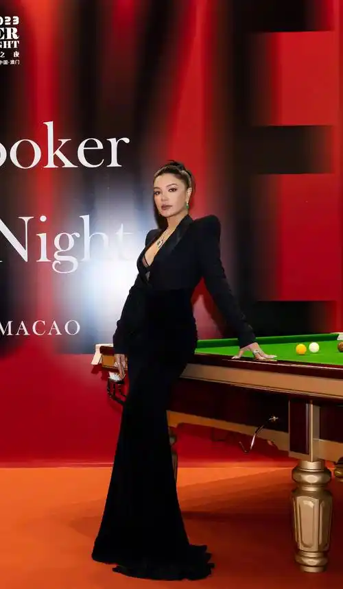 江映蓉时尚写真|黑色深v外套裙,点亮斯诺克时尚之夜_魅力_音乐_人气