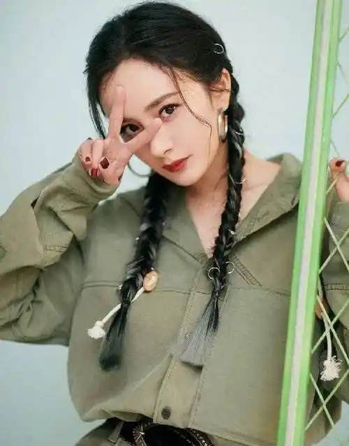 杨幂比耶卖萌甚是可爱,麻花辫的她重回少女时代!有啥开心事?