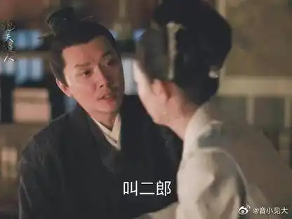 赵丽颖冯绍峰恋爱事业交织,情感困惑引发热议