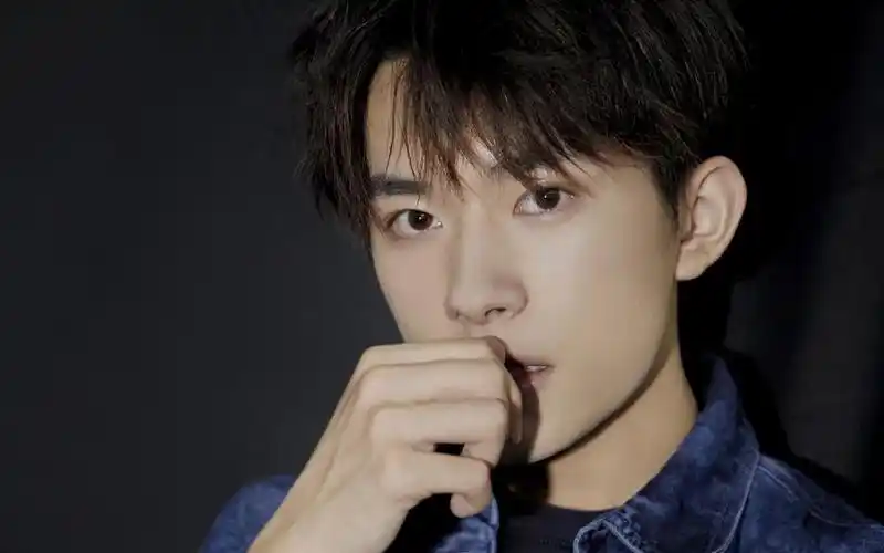 回车桌面>电脑壁纸>明星>大陆明星>一心一意易烊千玺> 查看清晰大图