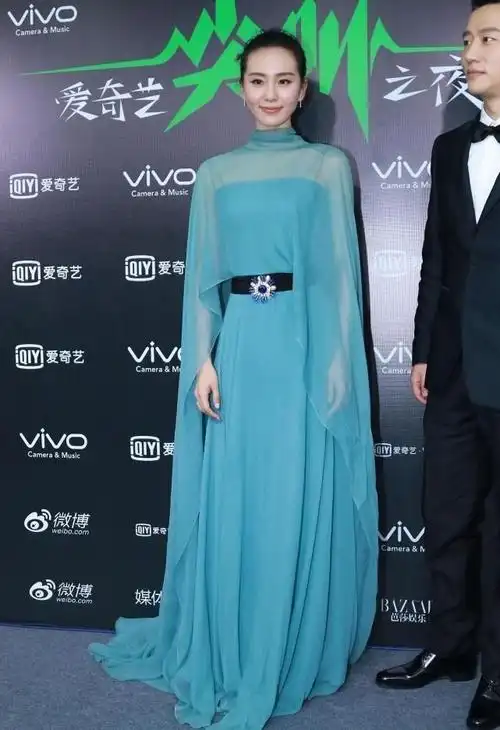 刘诗诗虽然裙子挑错了却不妨碍展现清婉气质湖蓝色真不好驾驭