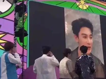 就像是一场盛大的梦,周震南在演出过程中祝焉栩嘉生