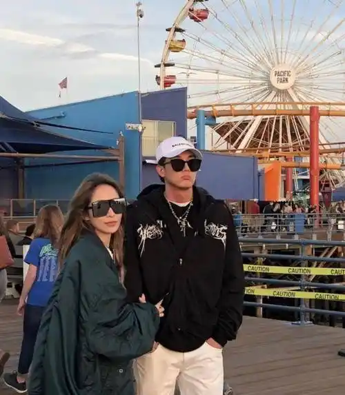 萧亚轩公布恋情后和男友手首同框,甜蜜挽手送亲亲恩爱十足_状态_照片