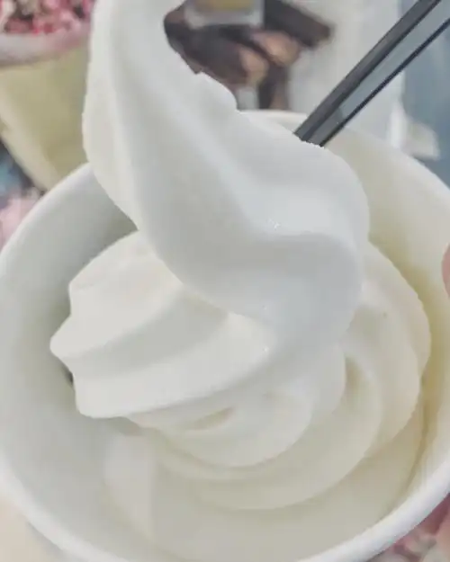 酸奶冰淇淋 爱到不行 口感超级好 和那个全麦水果酸奶是一家店 好好吃