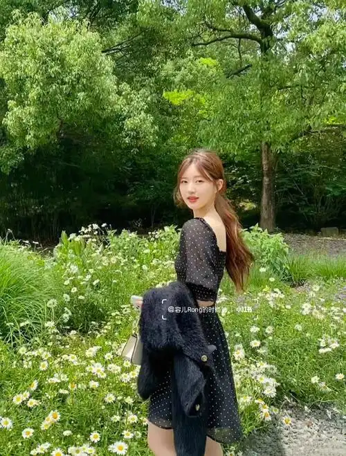 赵露思波点方领连衣裙