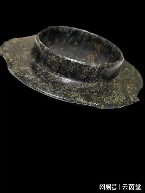 罕见三星堆有领玉璧,商代玉璧