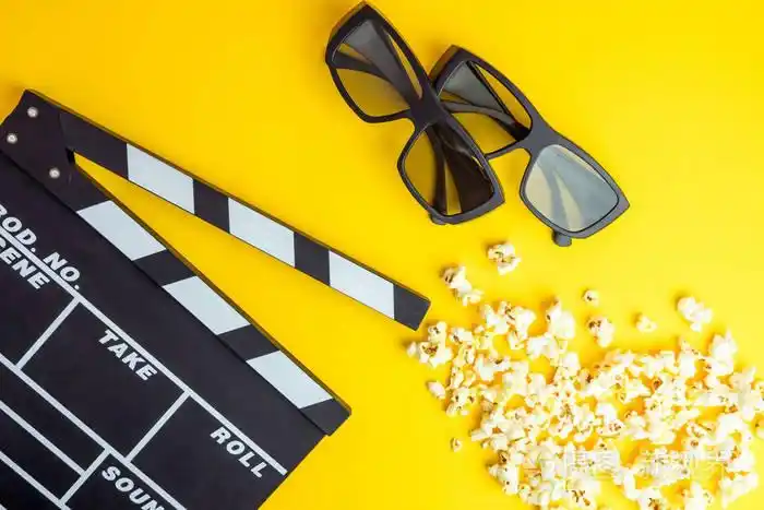 电影最小概念. 在电影院看电影. 黄色背景的3d眼镜爆米花拍板