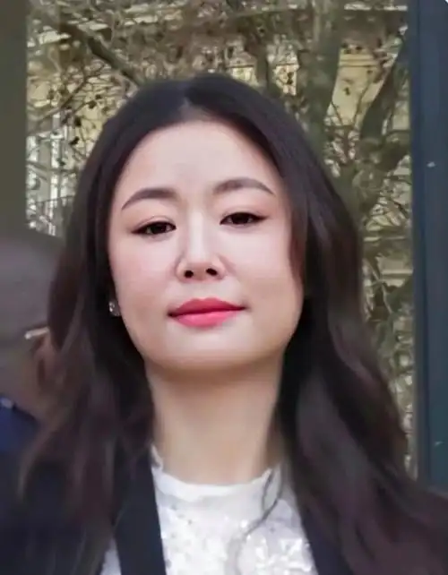 48岁林心如近照:穿西装有点认不出,看到生图我直呼岁月饶过谁啊