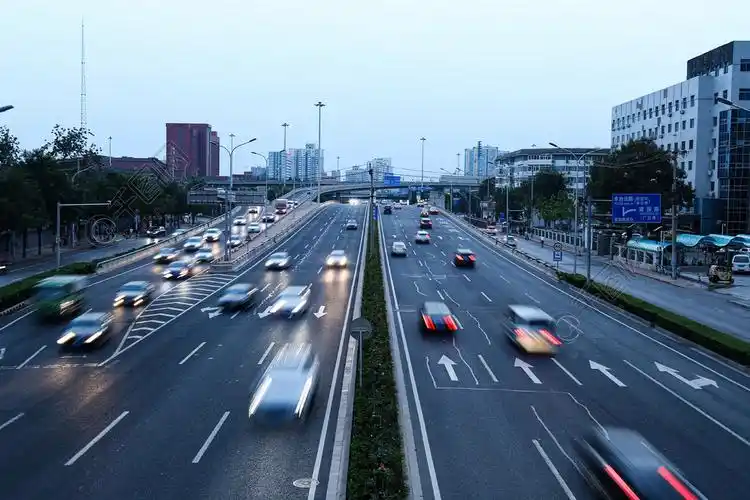 慢门俯拍城市公路上行驶中的车辆实拍摄影图