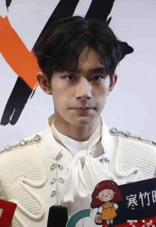 易烊千玺纯素颜照曝光,放大看到痘坑,你真当粉丝不会脱粉啊!