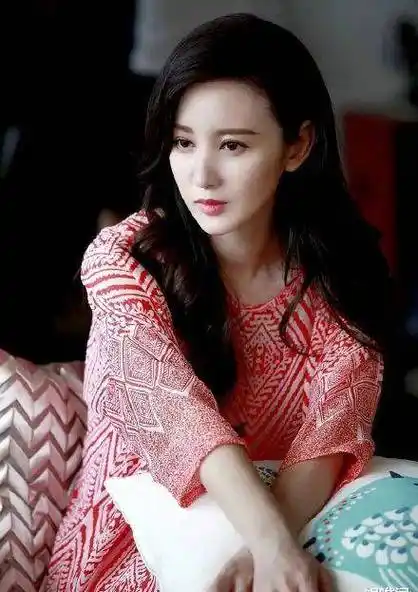 张萌分享片场照,大胆尝试光头造型亮人眼,样子莫名撞脸娄艺潇_头套