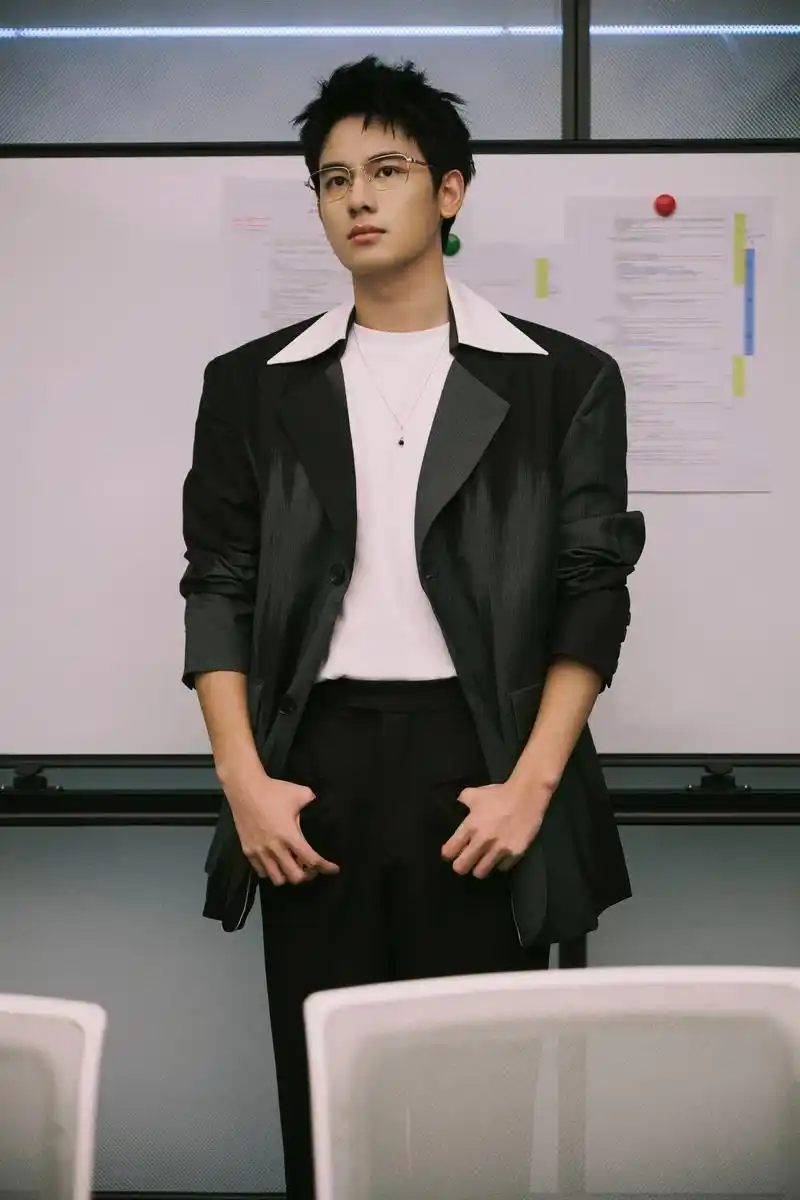 0万 关注 胡先煦 in tofourth @胡先煦 身着 tofourth 2023aw渐变西装