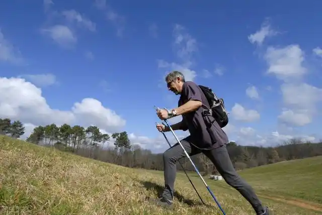 老年人步行运动有讲究,了解这4个注意事项很重要