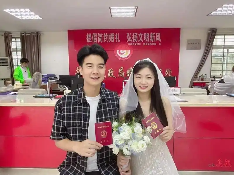 证新人共有355对每年的七夕节这天,前往民政部门登记结婚的新人都要比