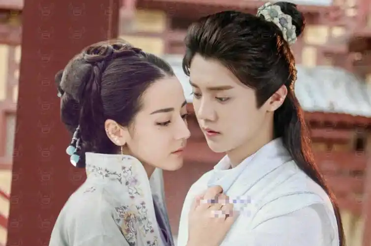 迪丽热巴正面回应怀孕风波结不结婚生不生孩子都是个人的事