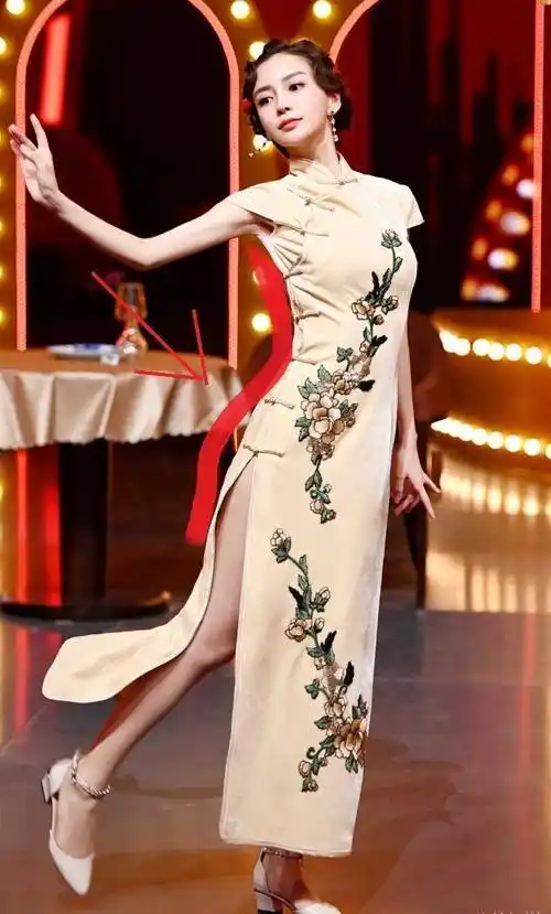 杨颖上《王牌》穿旗袍时尚犹存,看到关晓彤的那一刻,瞬间心动了_身材