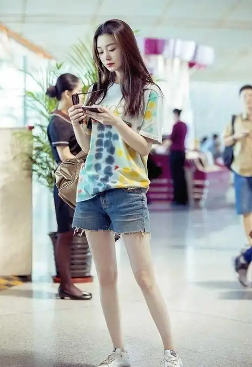 网友们都震惊了,怎么会那么瘦,加上宋轶1米7的身高更是显瘦,下图照片