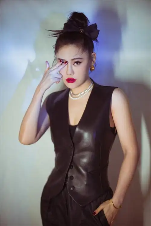 《说唱听我的》袁娅维高丸子头黑色皮马甲 酷帅清凉穿搭御姐范十足